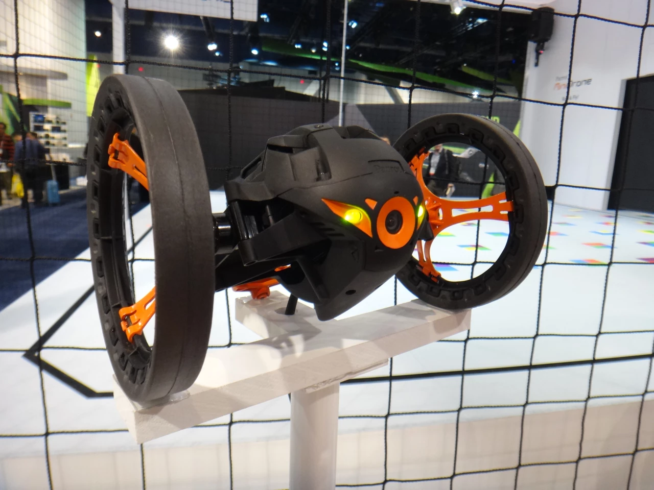 Parrot Minidrones Jumping Sumo review: rolling, jumping